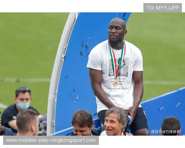 卢卡库背身吸附防守者：为队友创造大空档的战术艺术