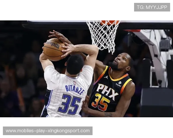 太阳球员快速回防化解对方反击